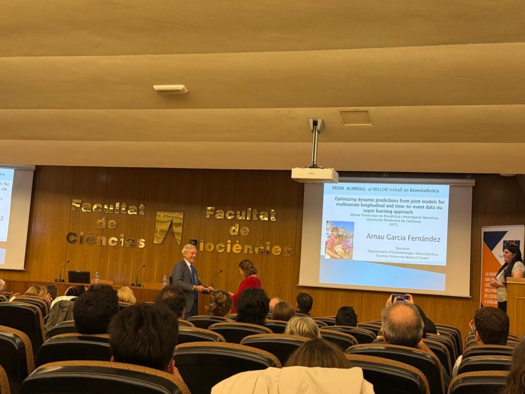 Daniel Peña lliurant el certificat a Guadalupe Gómez, representant Arnau Garcia