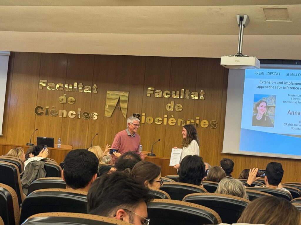 Àlex Costa lliurant el certificat a Anna Feliu