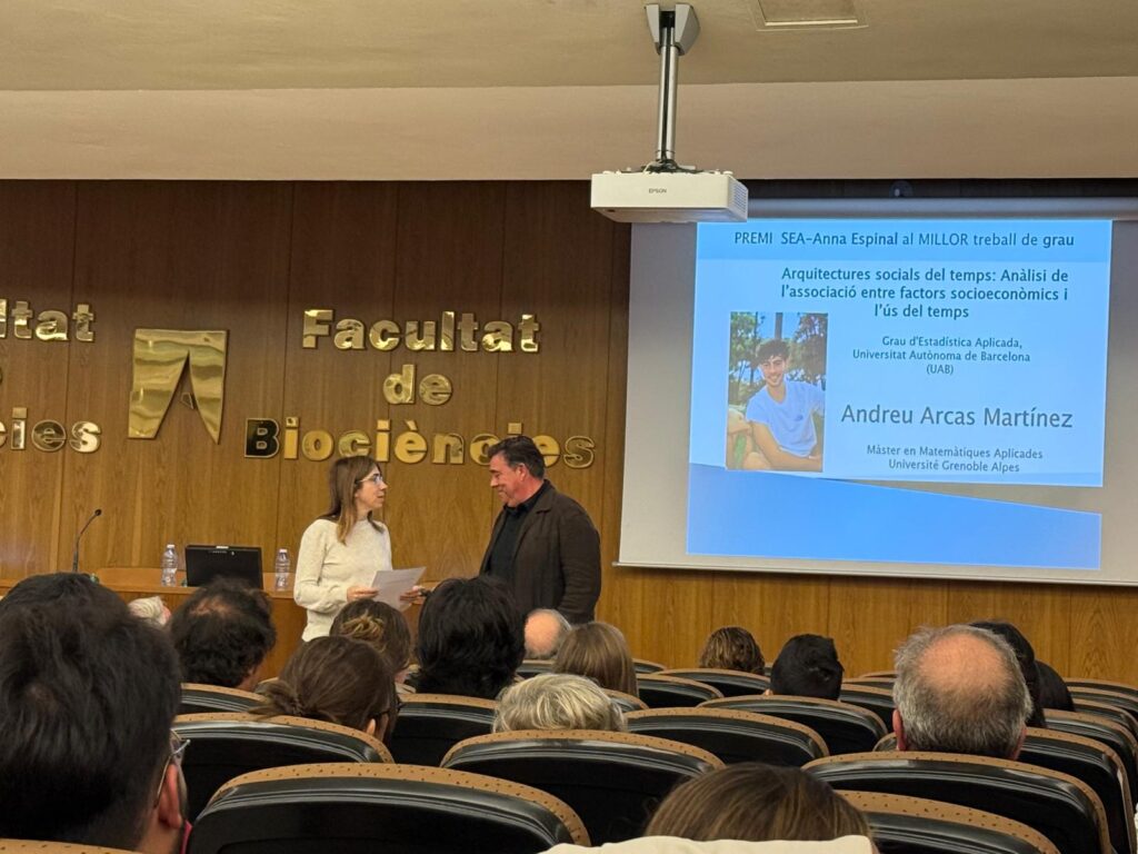 Anabel Blasco lliurant el certificat a Toni Arcas, representant Andreu Arcas